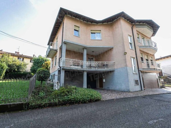 appartamento in vendita ad Alzate Brianza in zona Verzago