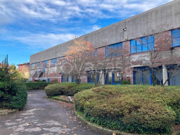 locale commerciale in vendita ad Alzate Brianza