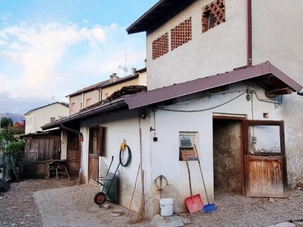 casa indipendente in vendita ad Alzate Brianza in zona Fabbrica Durini