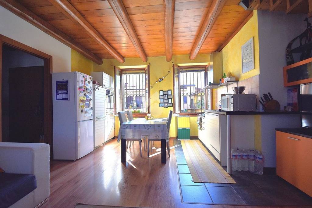 appartamento in vendita ad Alzate Brianza in zona Fabbrica Durini