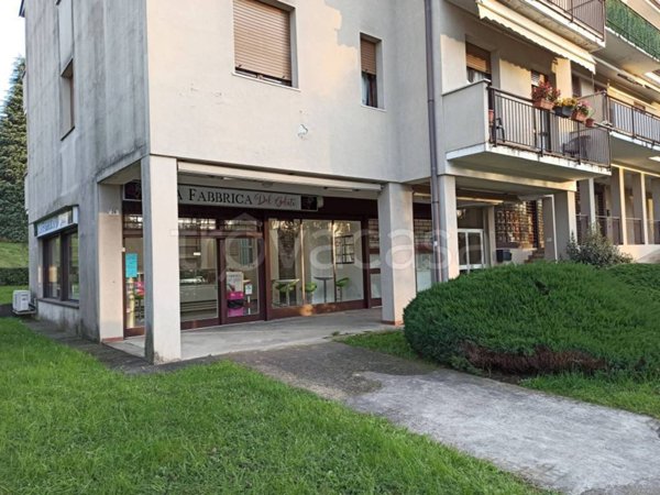 negozio in vendita ad Alzate Brianza in zona Fabbrica Durini