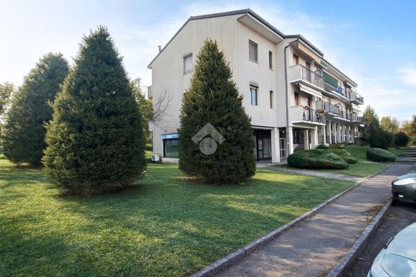 negozio in vendita ad Alzate Brianza in zona Fabbrica Durini