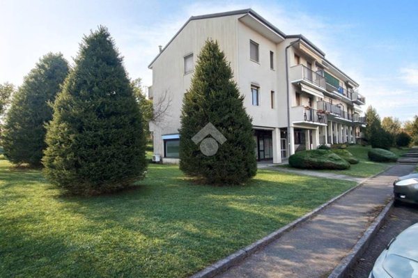 negozio in vendita ad Alzate Brianza in zona Fabbrica Durini