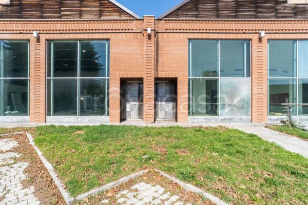 locale commerciale in vendita ad Alzate Brianza