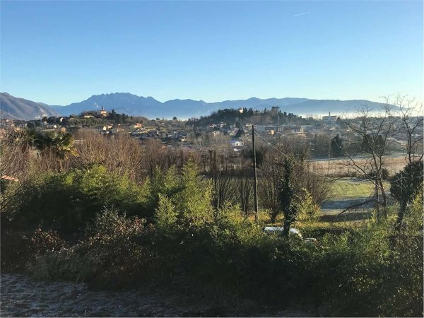 casa indipendente in vendita ad Alzate Brianza in zona Verzago