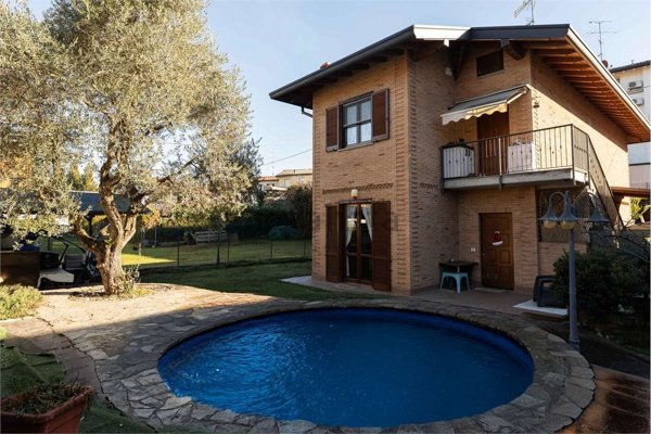 casa indipendente in vendita ad Alzate Brianza