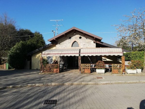 negozio in vendita ad Alzate Brianza in zona Verzago