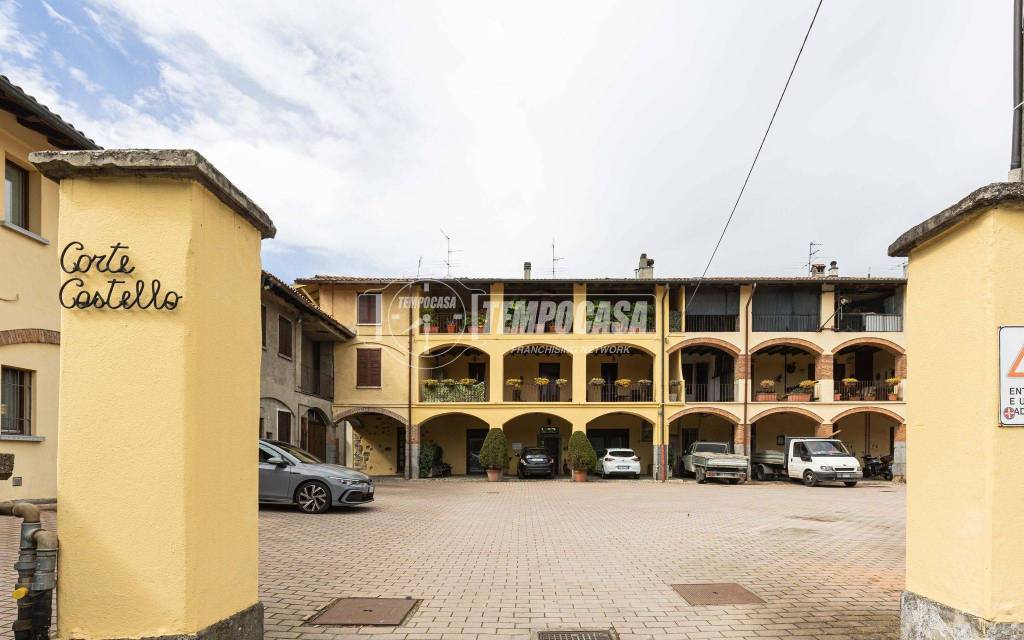appartamento in vendita ad Alzate Brianza in zona Verzago