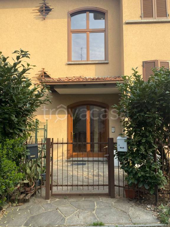 appartamento in vendita ad Alzate Brianza in zona Fabbrica Durini