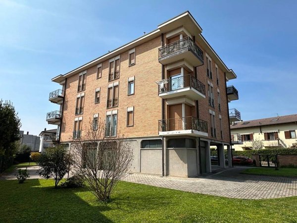 appartamento in vendita ad Alzate Brianza in zona Verzago