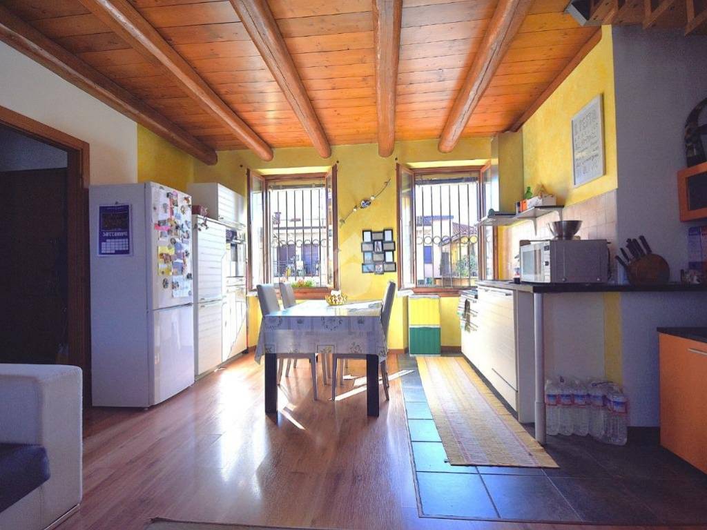 appartamento in vendita ad Alzate Brianza in zona Fabbrica Durini