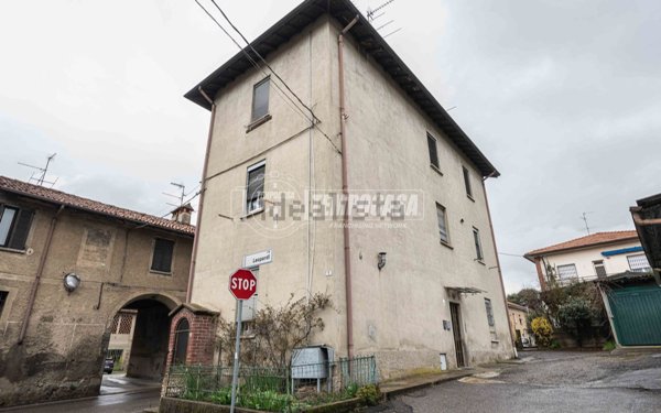intera palazzina in vendita ad Alzate Brianza in zona Mirovano