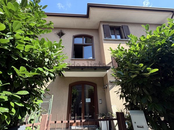 appartamento in vendita ad Alzate Brianza in zona Mirovano
