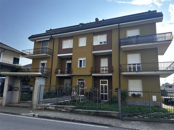 appartamento in vendita ad Alzate Brianza in zona Verzago