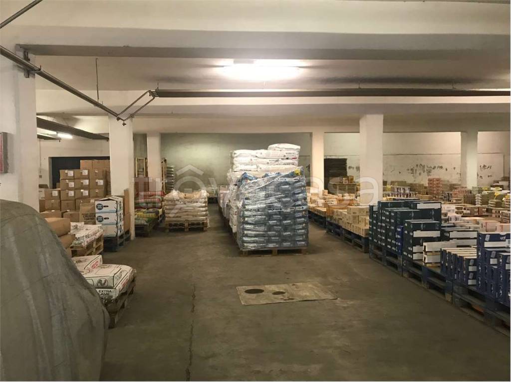 locale di sgombero in vendita ad Anzano del Parco