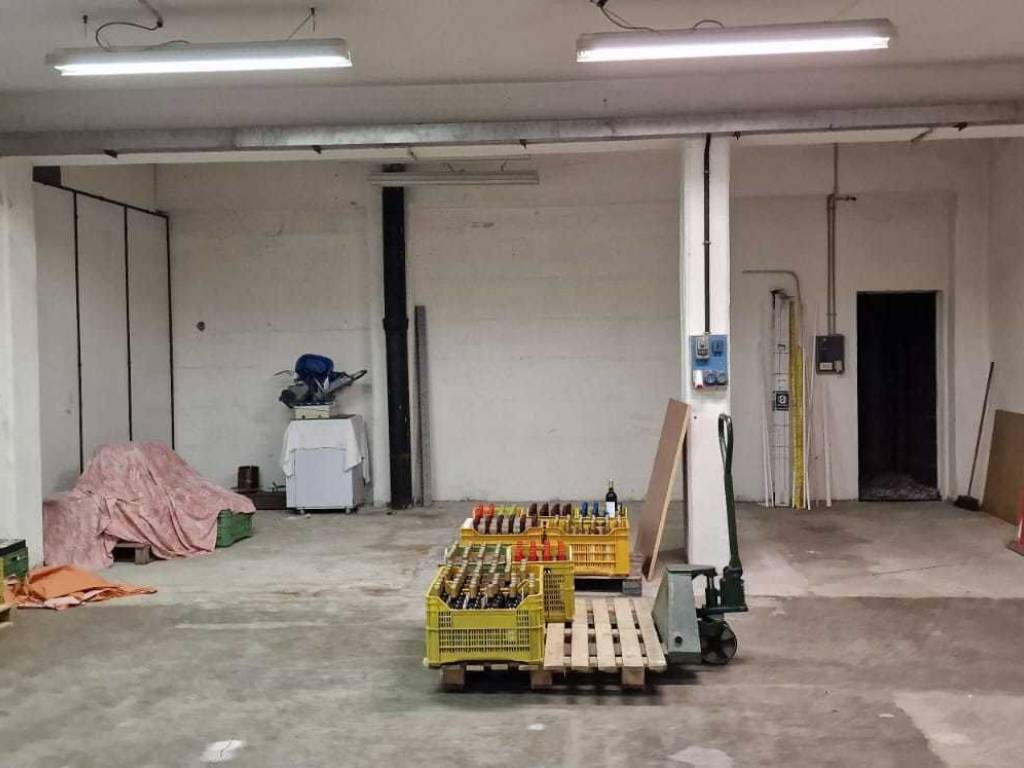 locale commerciale in vendita ad Anzano del Parco