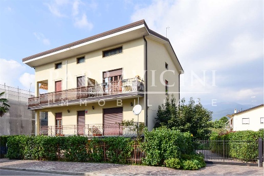 appartamento in vendita ad Anzano del Parco in zona Lazzaretto