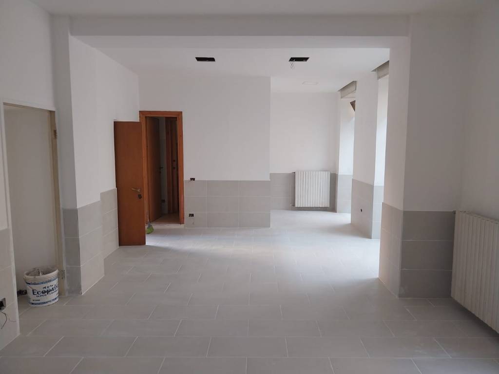 negozio in vendita ad Appiano Gentile