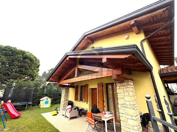 casa indipendente in vendita ad Appiano Gentile