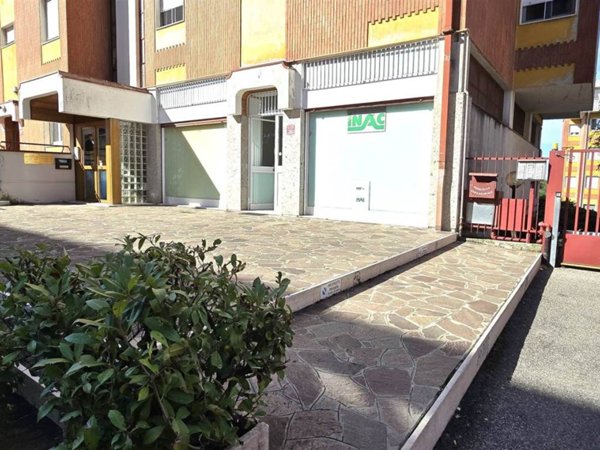 negozio in vendita ad Appiano Gentile