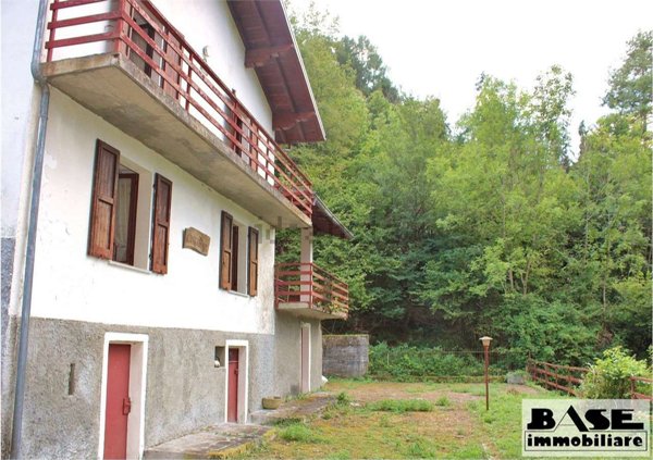 casa indipendente in vendita ad Argegno in zona Sant'Anna