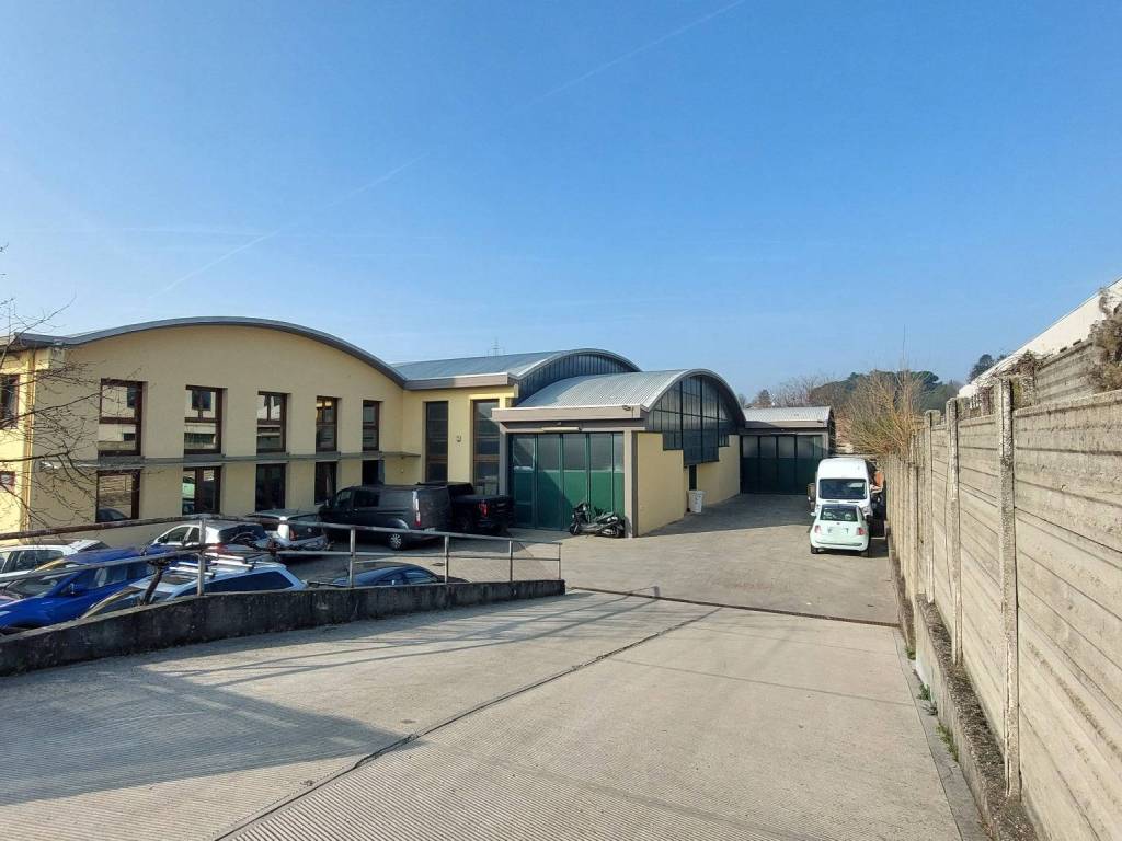locale commerciale in vendita ad Arosio