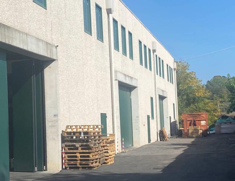 locale commerciale in vendita ad Arosio