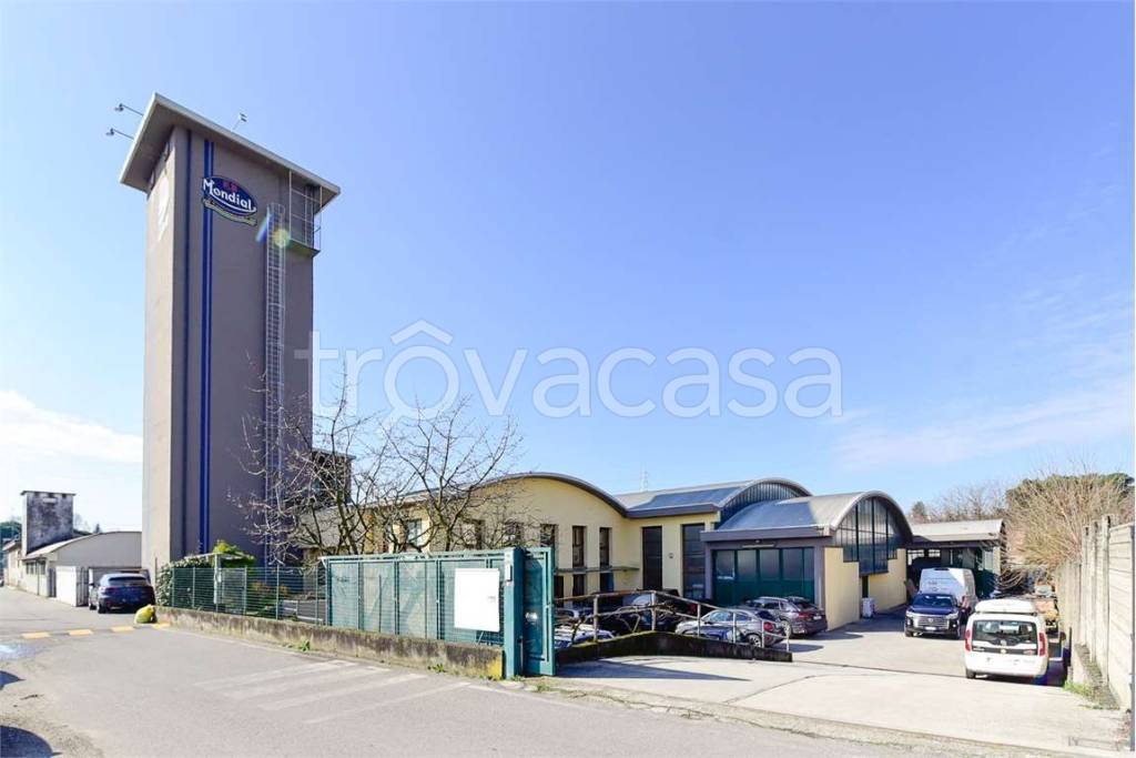 locale commerciale in vendita ad Arosio