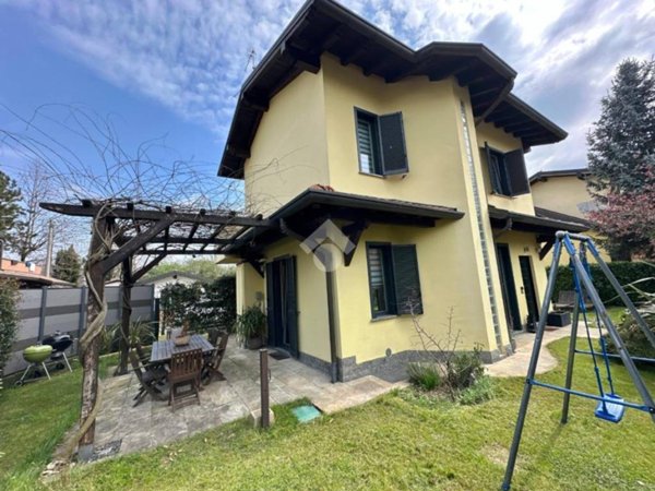 casa indipendente in vendita ad Arosio