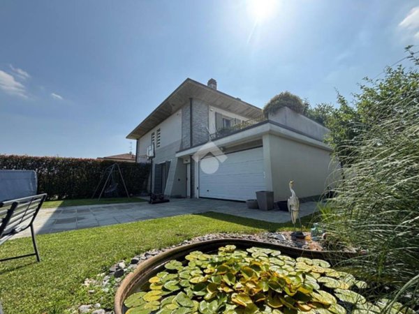 casa indipendente in vendita ad Arosio