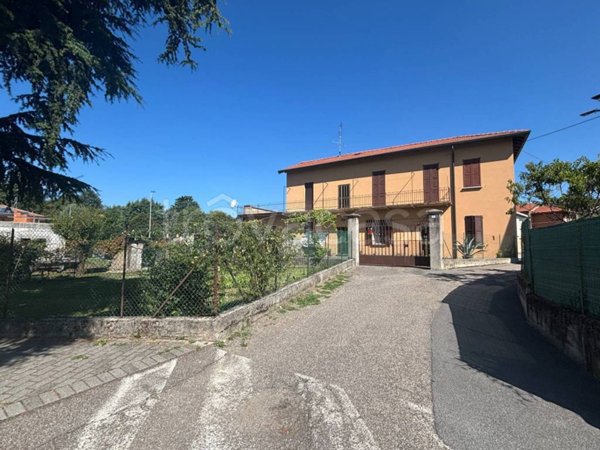 casa indipendente in vendita ad Arosio