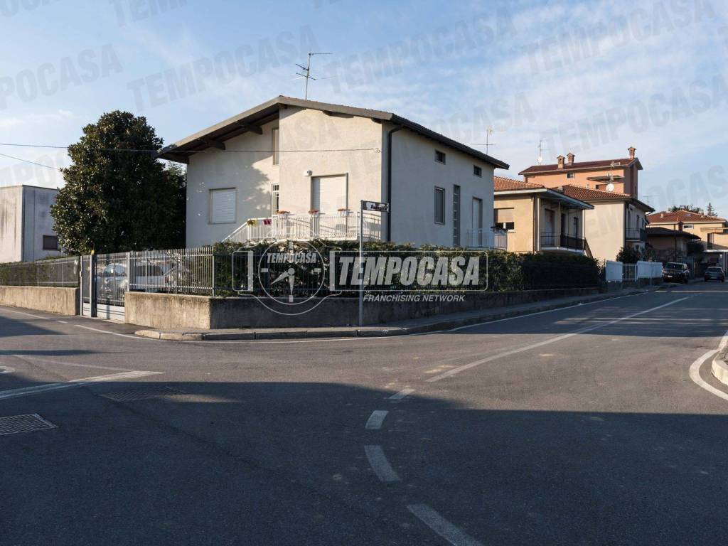 casa indipendente in vendita ad Arosio