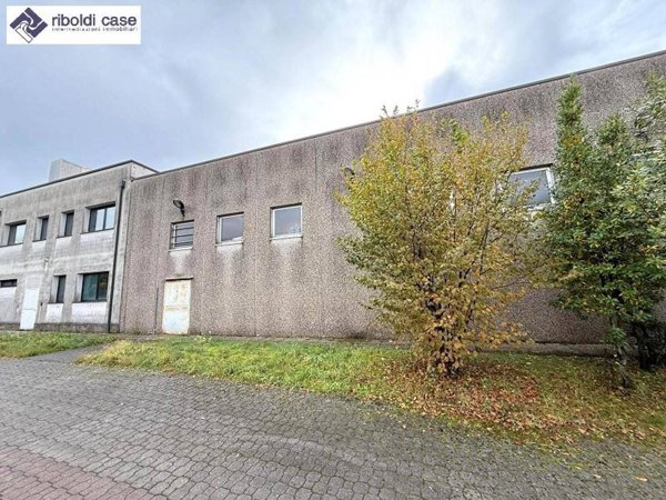 capannone in vendita ad Arosio