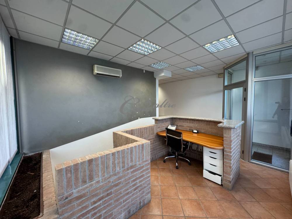 negozio in vendita ad Arosio