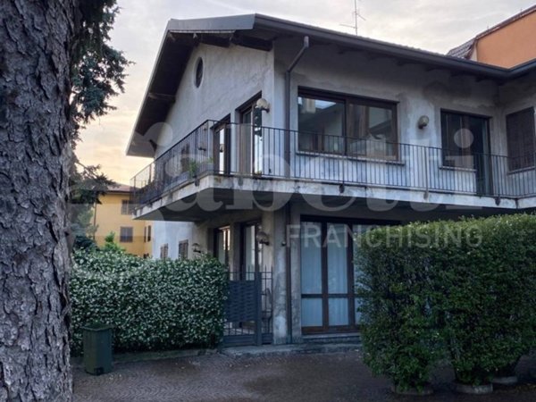 casa indipendente in vendita ad Arosio
