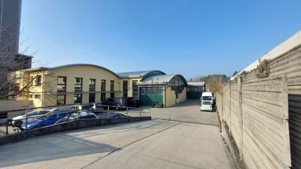 capannone in vendita ad Arosio