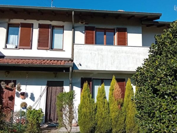 casa indipendente in vendita ad Arosio