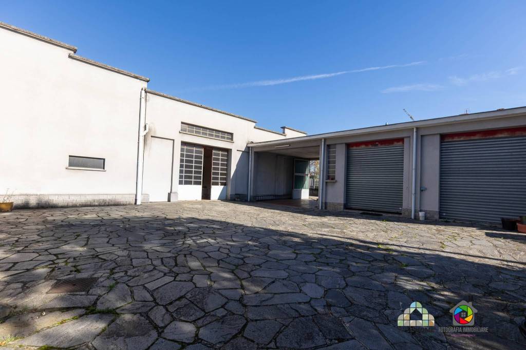 locale commerciale in vendita ad Arosio