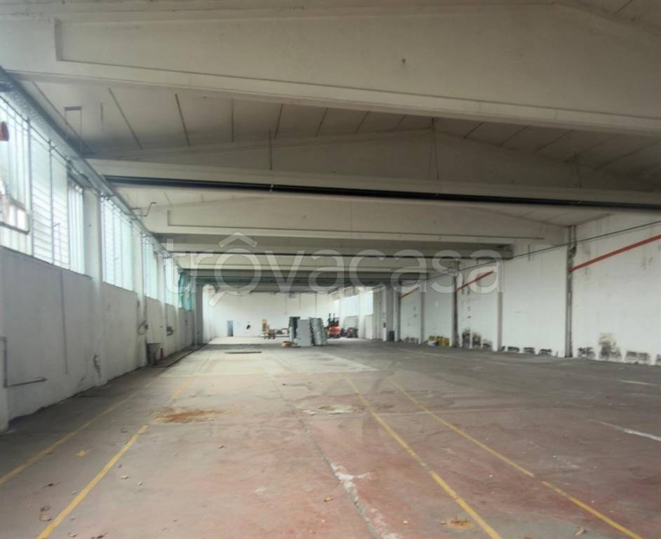 locale commerciale in vendita ad Arosio