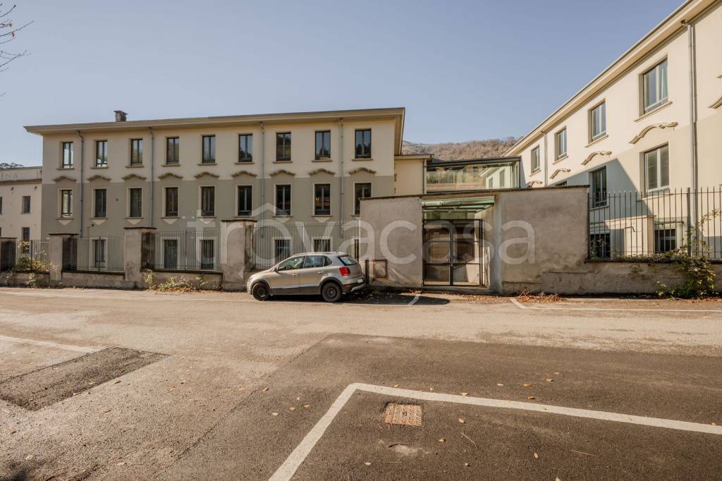 locale commerciale in vendita ad Asso