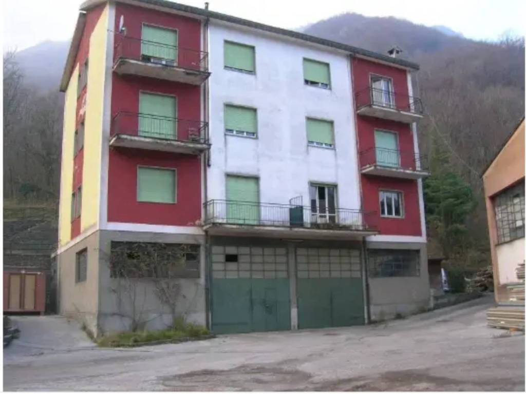 intera palazzina in vendita a Barni
