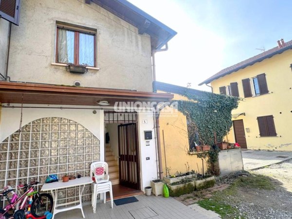 casa indipendente in vendita a Beregazzo con Figliaro