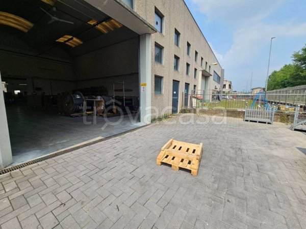 locale commerciale in vendita a Beregazzo con Figliaro