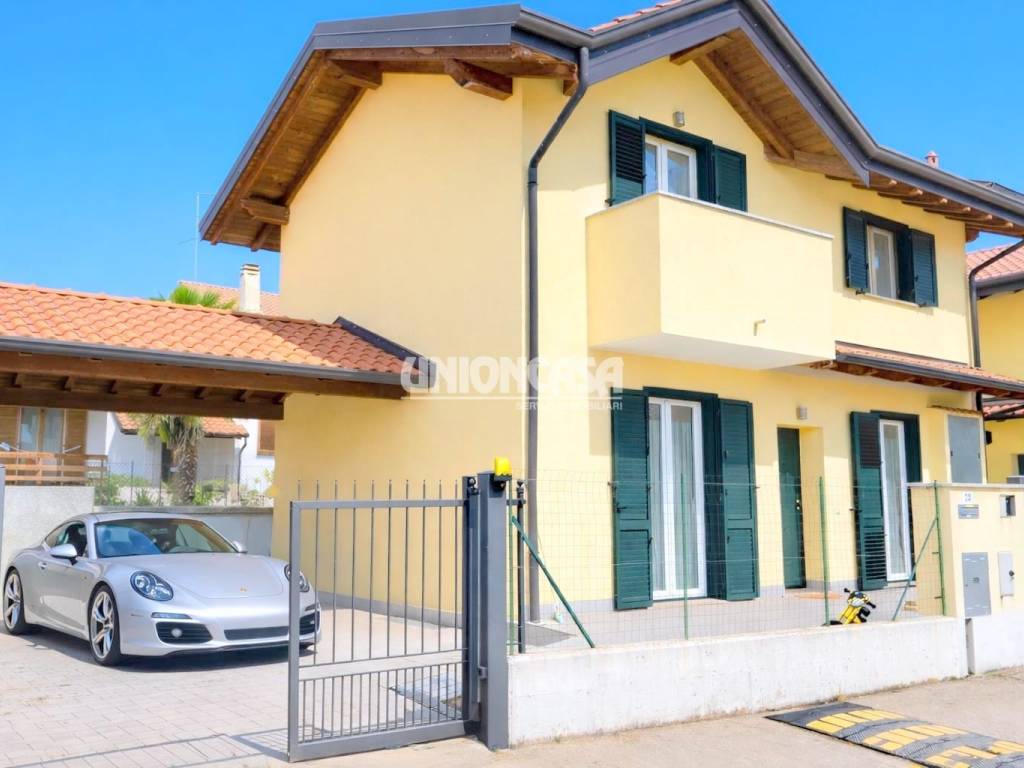 casa indipendente in vendita a Beregazzo con Figliaro