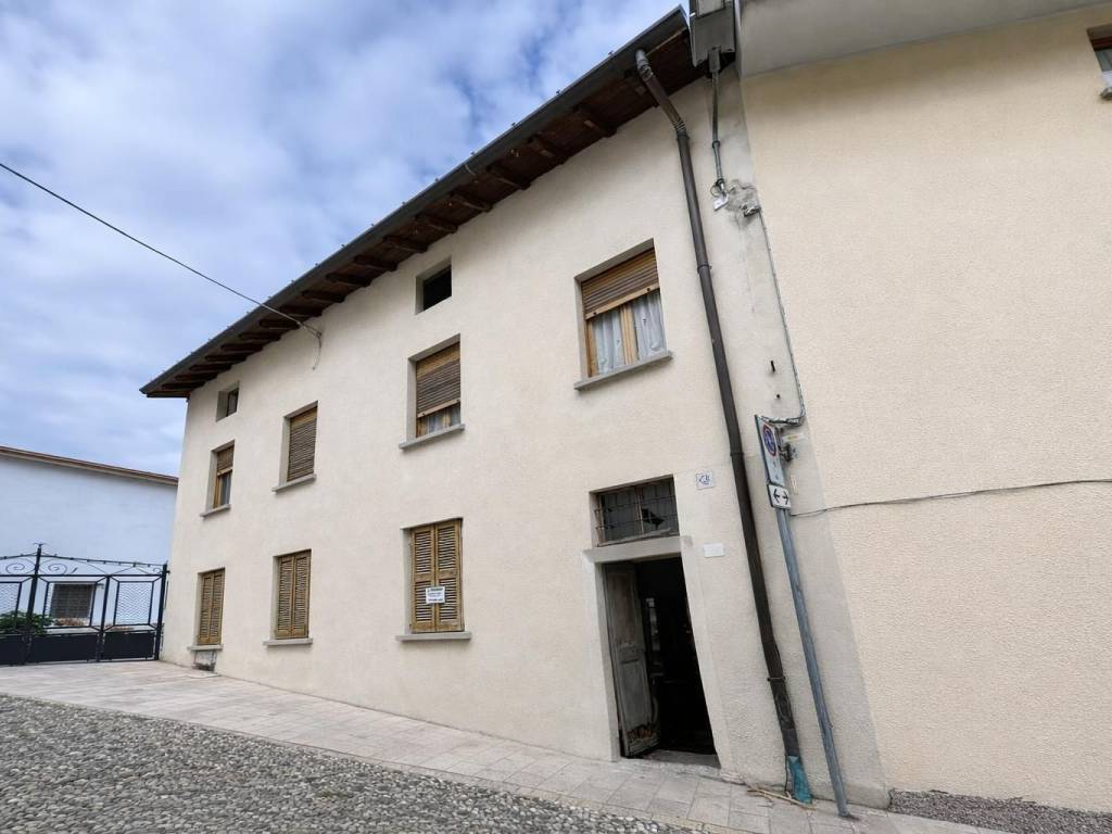 casa indipendente in vendita a Beregazzo con Figliaro