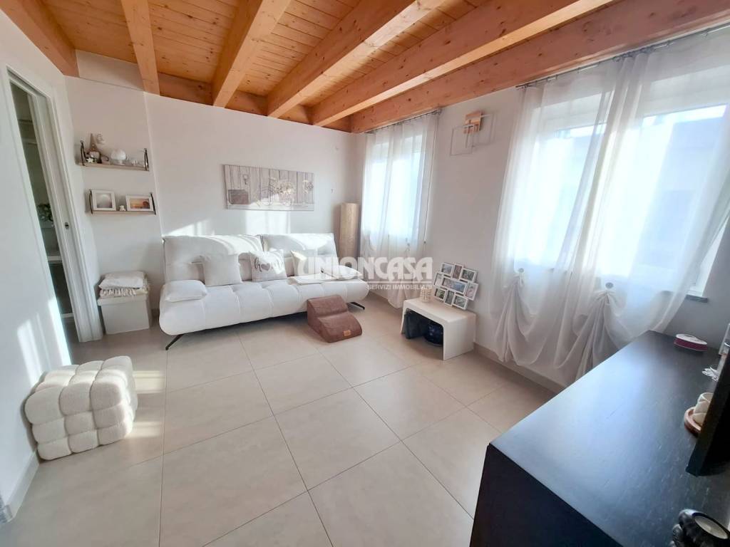 casa indipendente in vendita a Beregazzo con Figliaro
