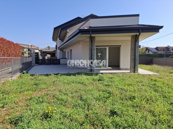 casa indipendente in vendita a Binago
