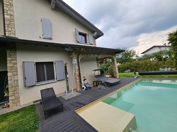 casa indipendente in vendita a Binago