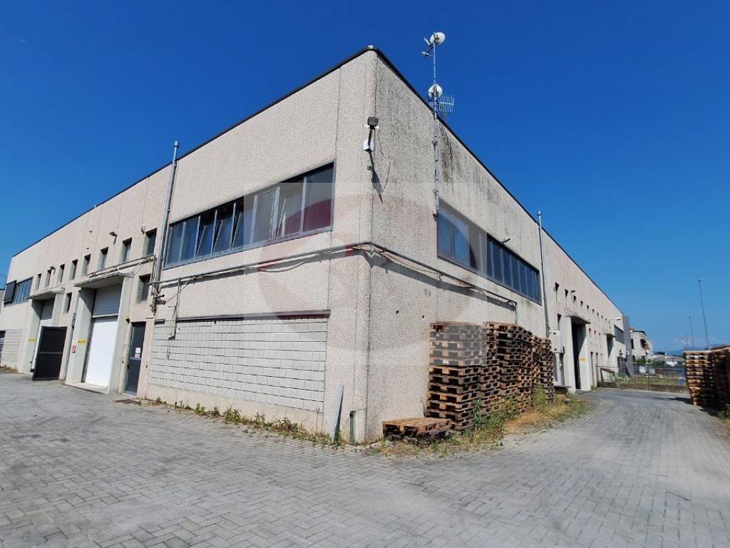 locale commerciale in vendita a Binago