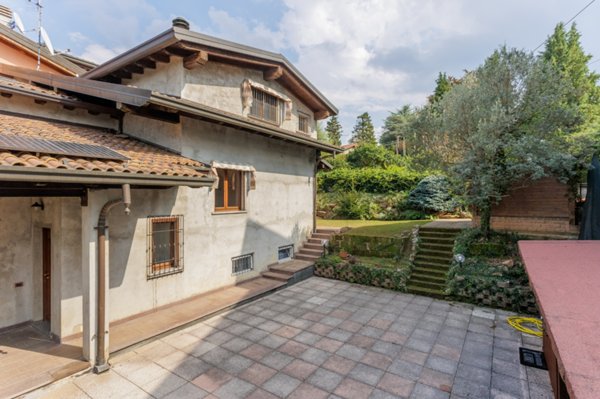 casa indipendente in vendita a Binago